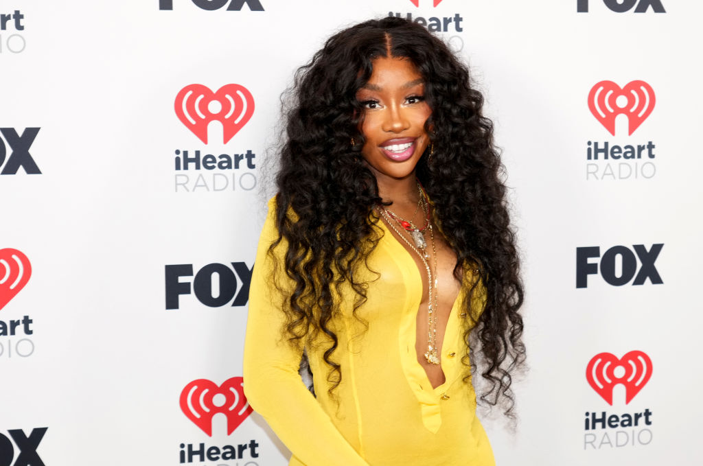 SZA’s Pink Hair For Her ‘One Of Them Days’ Press Tour Is Our Latest Obsession