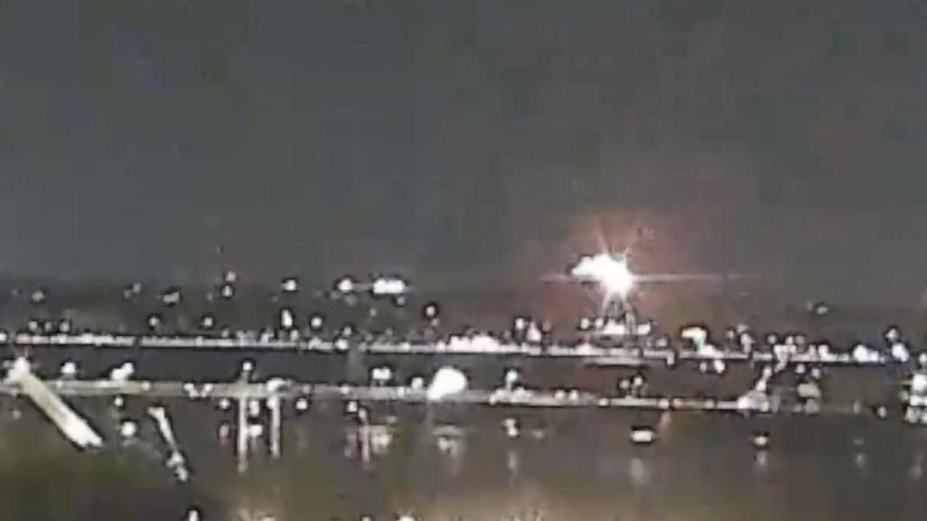 Military Helicopter Collides With Passenger Plane, Crashed Into Potamoc River Near Reagan National Airport