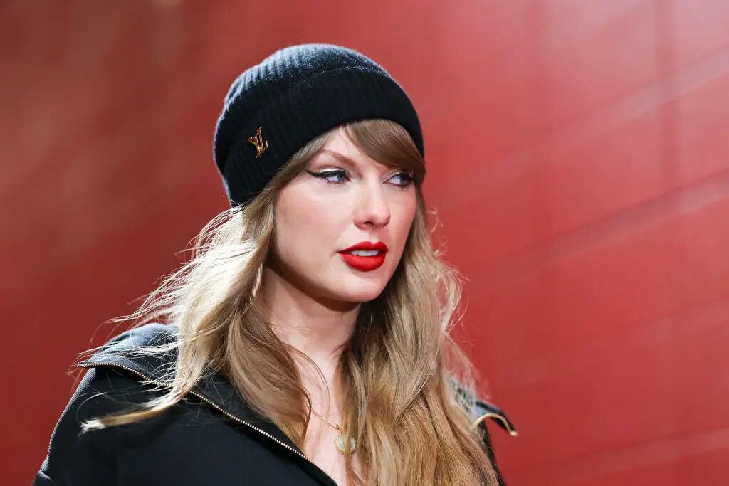 ‘People Can Really Be Garbage’: Taylor Swift’s Supporters Rush to Her Defense After Eagles Fans Trash Singer With Hateful T-Shirt Ahead of Super Bowl