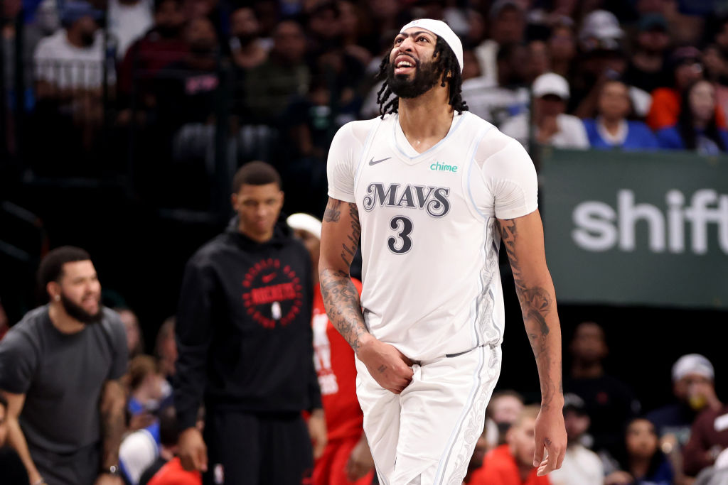 Anthony Davis Out For Weeks After Non-Contact Injury In Mavericks Debut, Labeled Fragile King